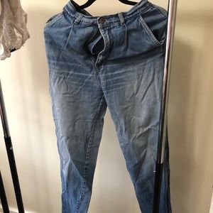 High waisted vintage jeans